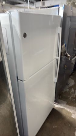 GE 33 inch wide apartment size refrigerator