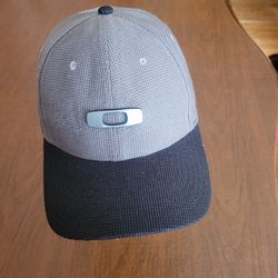 Oakley Mens Tincan Metal Logo Gray Black  Hat Stretch Fitted Hat A Flex Sz L/XL. Pre-owned, very good shape, please see photos for details. "Oakley" e