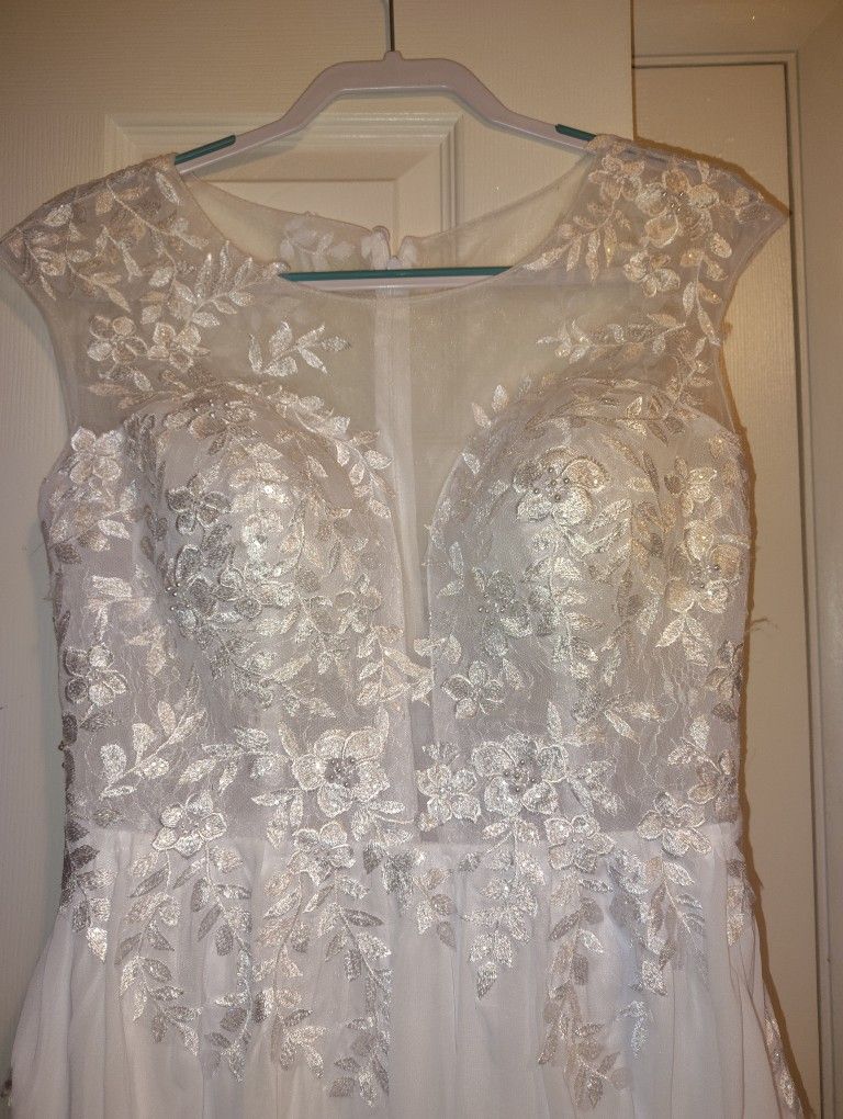 WEDDING DRESS BRAND NEW