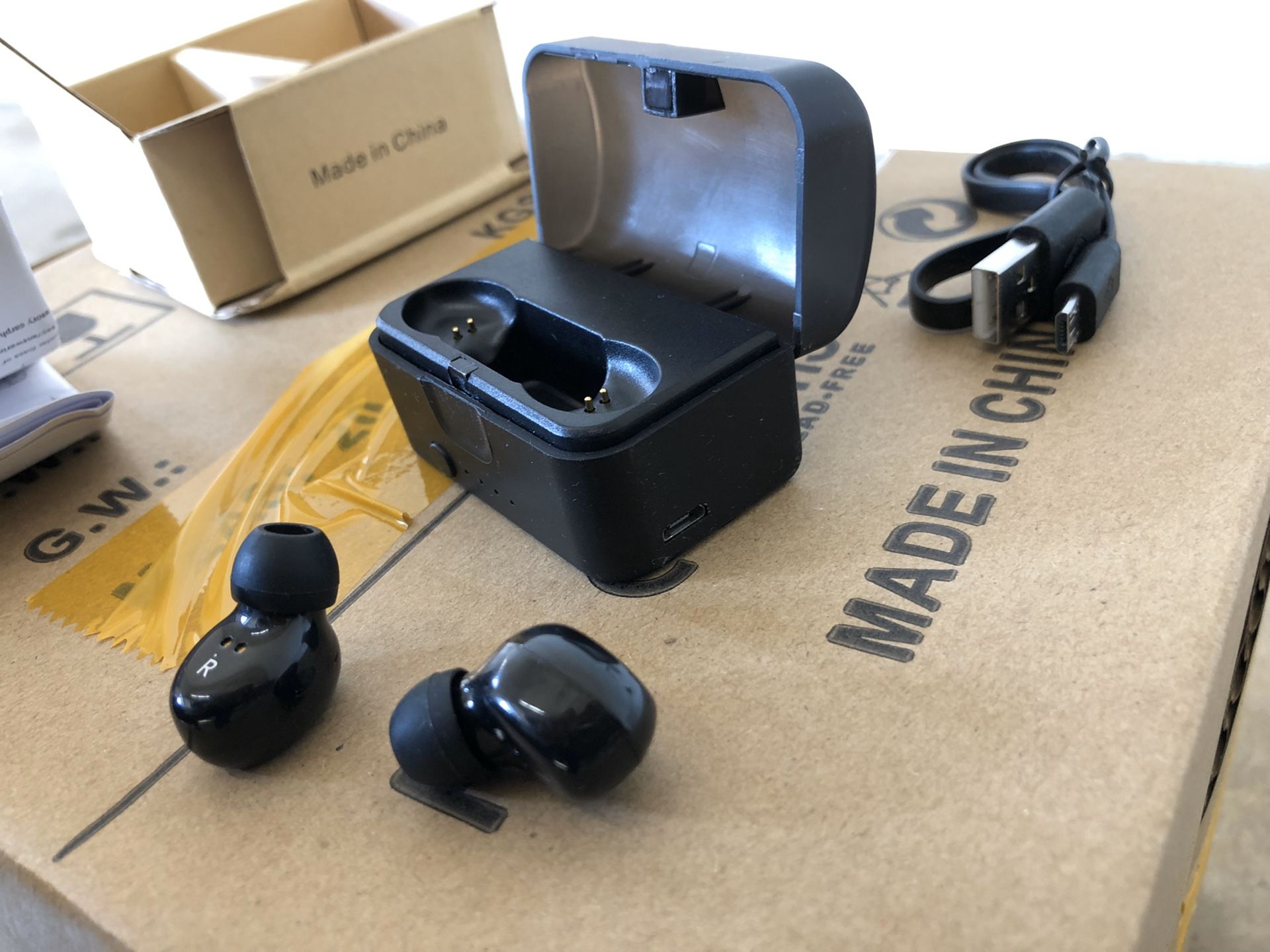 Wireless earbuds with magnetic charging case (brand new)