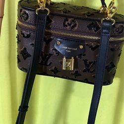 Cute little LV crossbody: handbags 👜