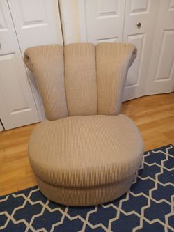 Round Swivel Barrel Chair Fairly New