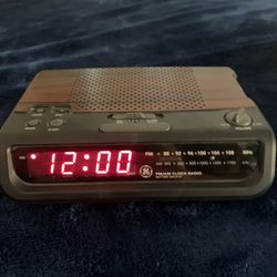 GE Digital Alarm Clock Radio AM/FM Model 7-4613B Woodgrain