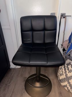 Black barstool chairs