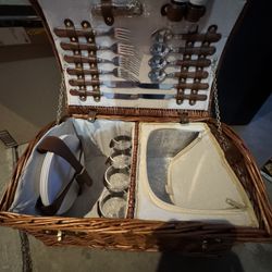 Woven Picnic Basket with Silverware Dishes Plates 