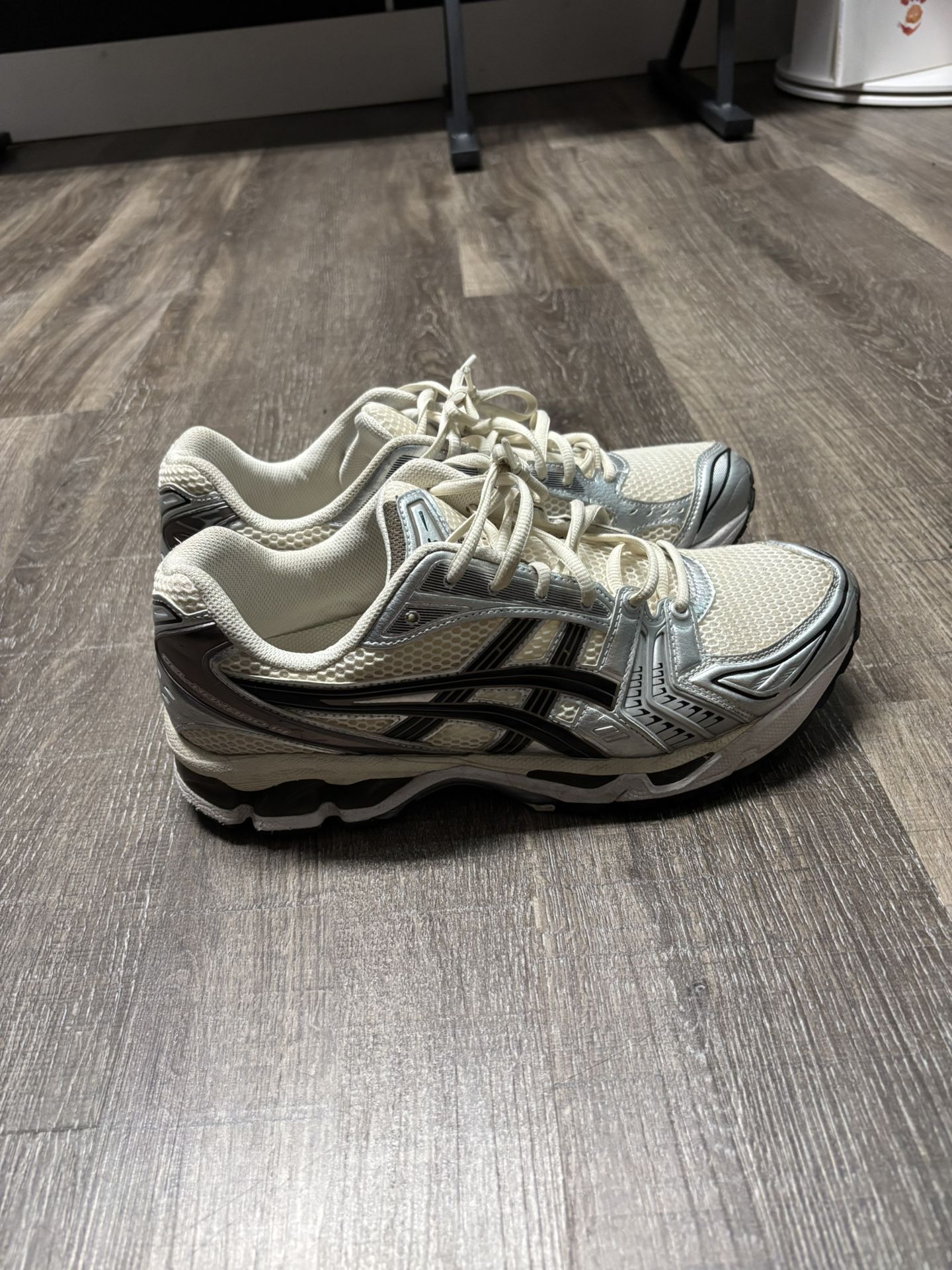 ASICS Gel Kayano 14 Silver  Size 10  Like New