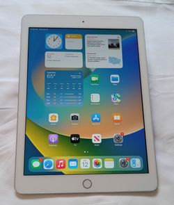 VERY NICE SILVER APPLE iPad 5 32GB WIFI $85