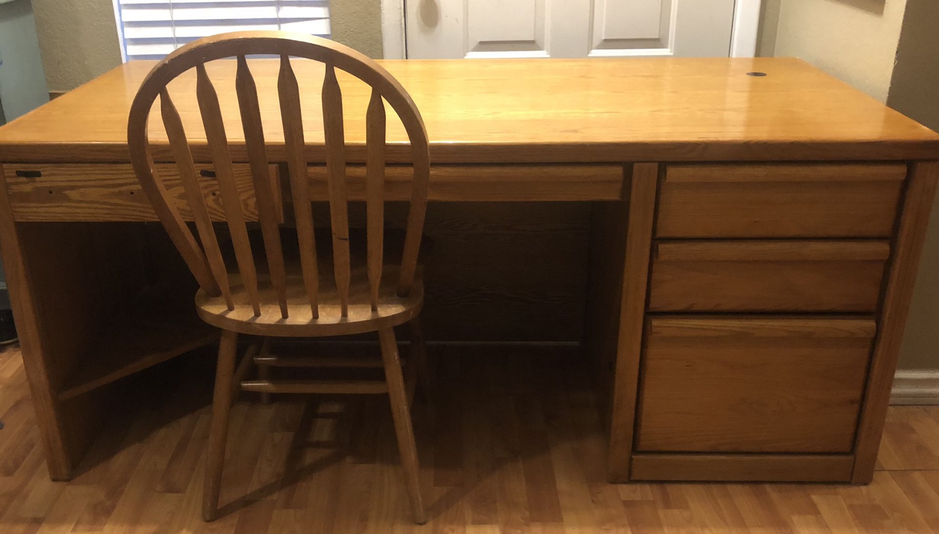 Quality Oak Desk With Chair 