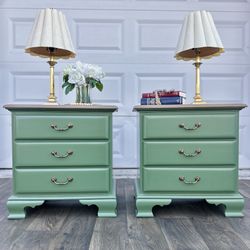 🌺 Newly Refinished Quality Solid Wood Nightstands/ Sage Green/ Details Below ⬇️/ I Can Deliver 