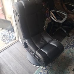 Nice Custom Gaming Chair. Has Built In Speakers And Rca Jack's So U Can Have A Real Gaming Experience 