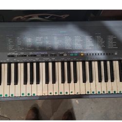 Yamaha PSR-19 piano keyboard synthesizer With 61 weighted keys