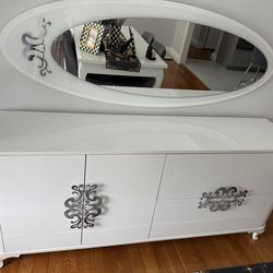 White glossy console with mirror