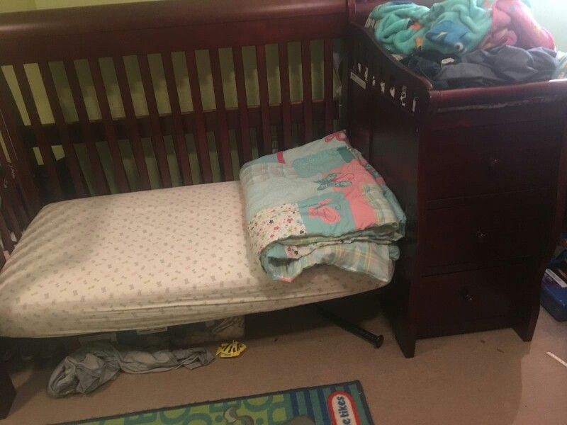Baby crib Brand New My Daughter Never Slept In It Turns In To A Day Bed It Has Changing Table With 3drawers &shelve In Back