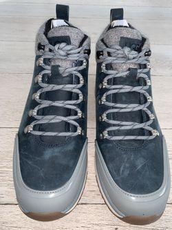 Brand new Waterproof Men’s Uggs Size 9, made of real wool. Originally they r $220 with tax. I’m selling for $100 (Blue)