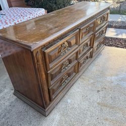 FREE VINTAGE DRESSER (Solid)