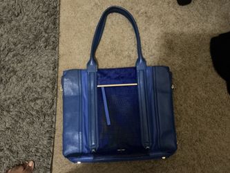 Pour LA Victoire Blue suede purse