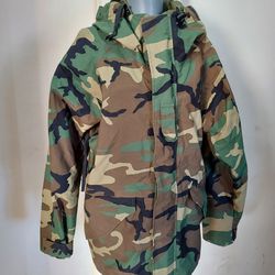 MILITARY PARKA COLD WEATHER CAMOUFLAGE  SIZE MEDIUN RG