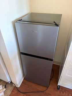 Midea 4.5-cu ft Mini Fridge with Freezer ( Stainless Steel ) ENERGY STAR