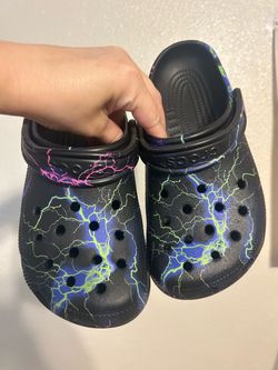Women’s Size 7 Black Lightening Crocs