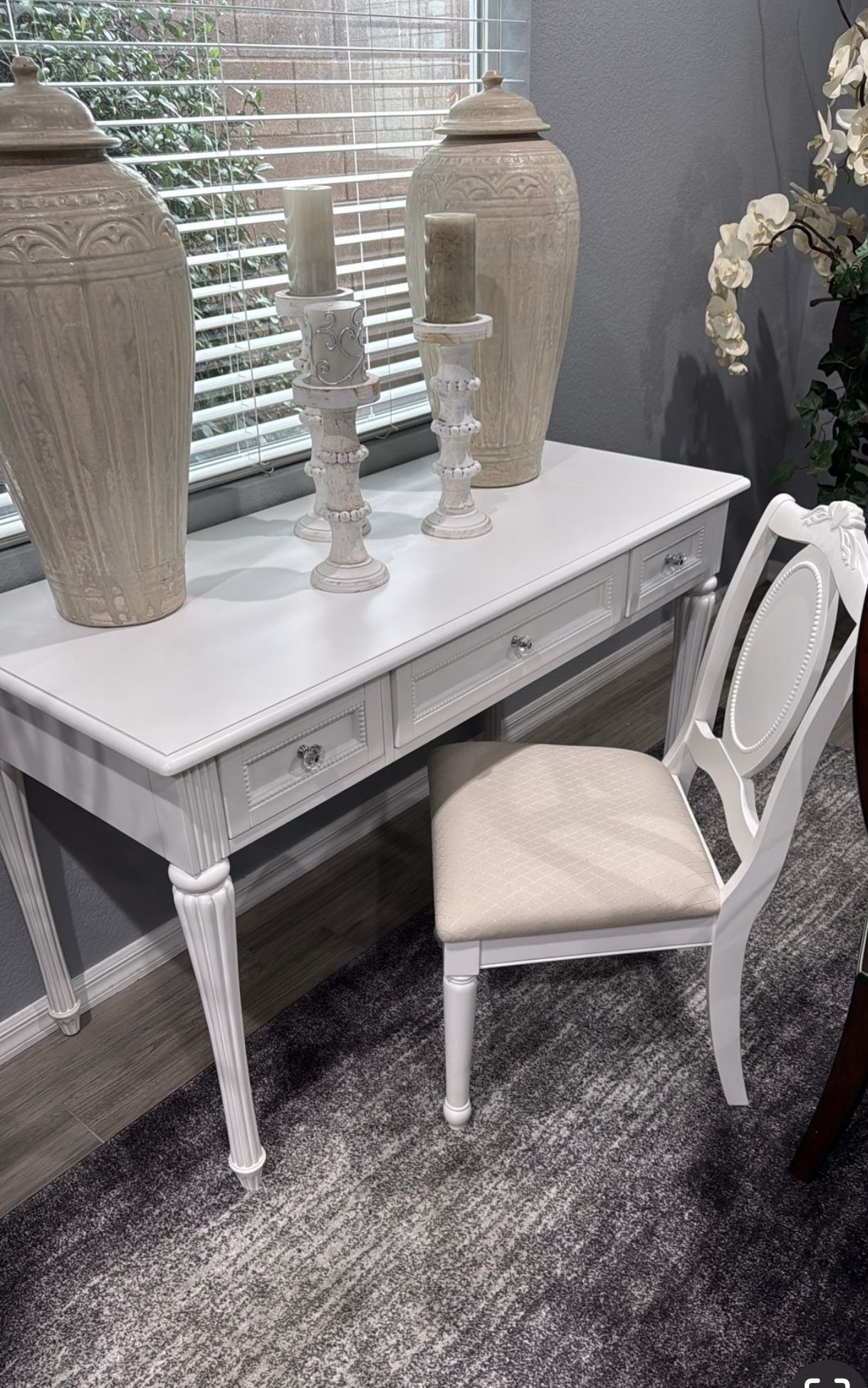 White Wooden Desk Set (NEW).       100$