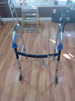 Two Wheels Deluxe Trigger Release Folding Walker..Andador
