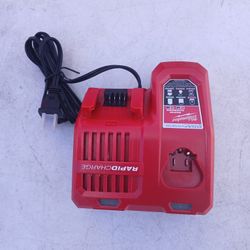 Cargador Milwaukke 18v Rápido Para Una Bateria 