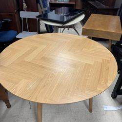 round dining table in oak oiled veneer - Excellent Condition- 47” 