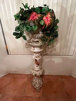 Famous Italian Capodimonte porcelain large Ornated Stand With Vase
