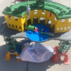 Thomas & Friends Toy Train Set, Super Station, Extra Large Race Track with Motorized Thomas Be