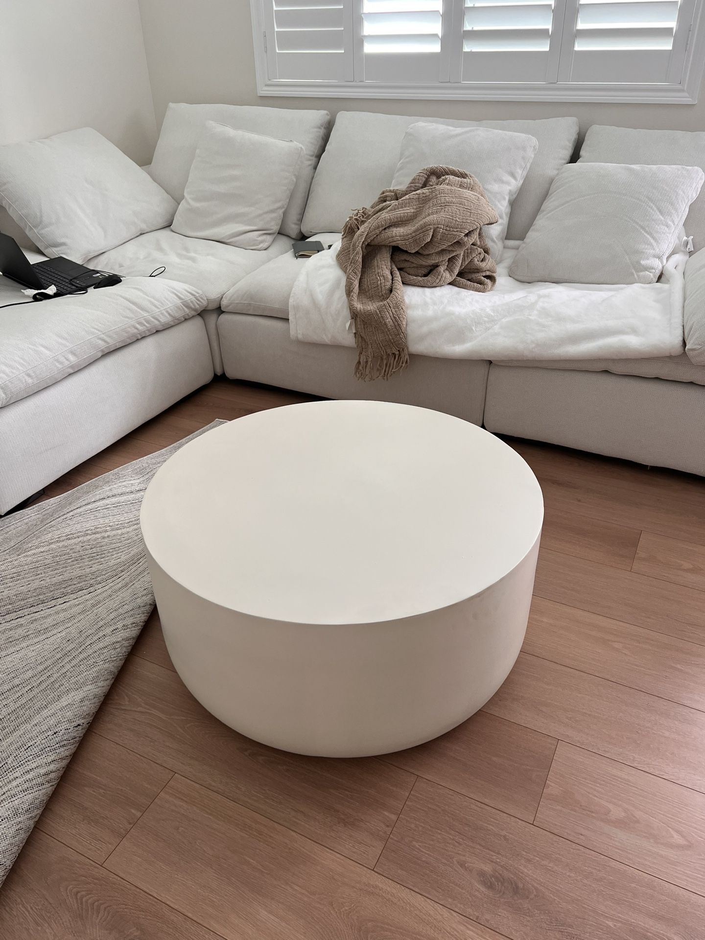 Round Faux Cement Coffee Table, West Elm Style Coffee Table , Free Delivery ✅ Round White Coffee Table