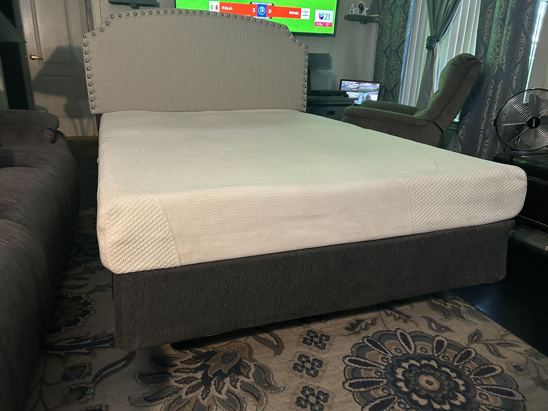 CAMA FULL SZ CABECERA DE TELA ACOLCHADA GRIS CON MARCO DE METAL BOX SPRING Y COLCHÓN MEMORY FOAM USADA BUENA CONDICIÓN