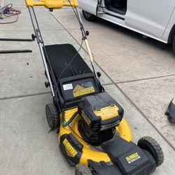DEWALT 20V MAX 21.5 in. Battery Powered Walk Behind Self Propelled Lawn Mower