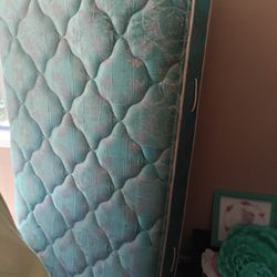 Full/Twin Bed And Bed Frame 