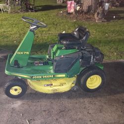 John Deere 30-in Deck Riding Lawn Mower