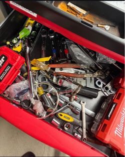 Rubbermaid® Mobile Workcenter - 32 x 21 x 33"  with all tools that are in it! ! PICK UP IN ORTING.  Toolbox