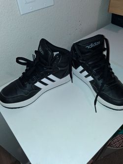 Kids tennis shoes