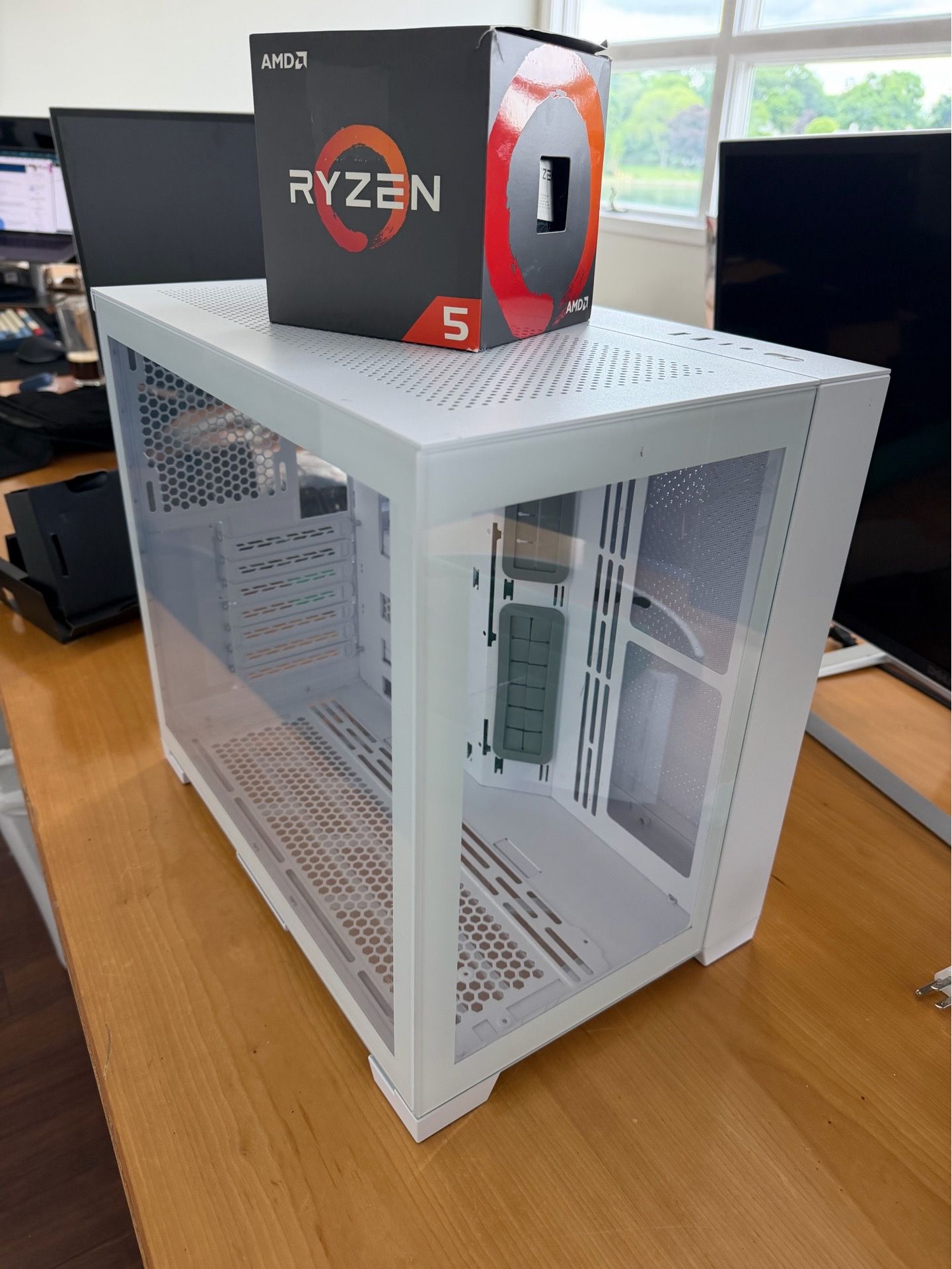 LIAN LI Der Bauer 011 Dynamic Mini in Snow White and Ryzen 5 1600