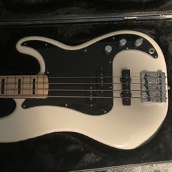 Fender PJ Bass And Case