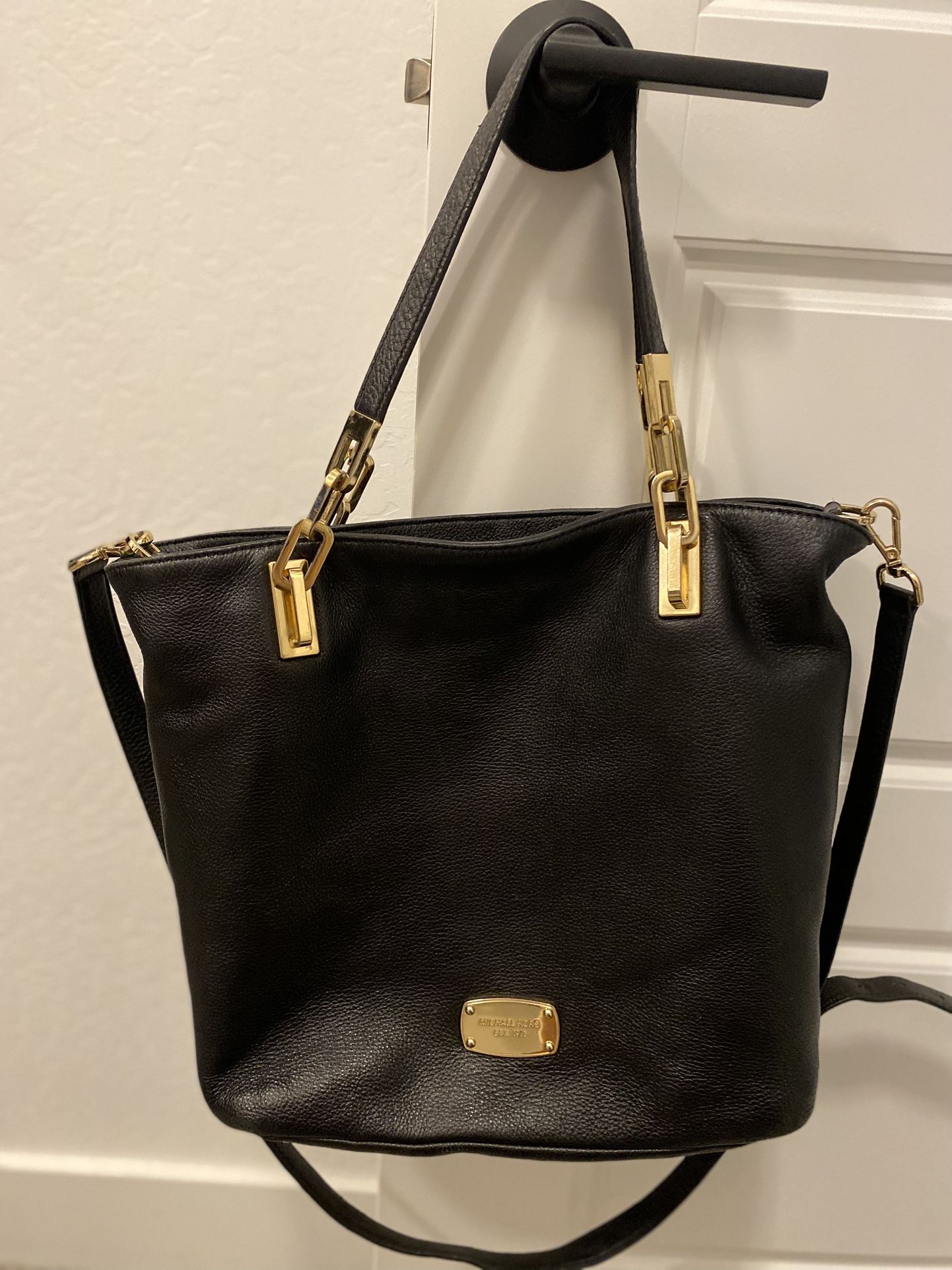 Michael Kors Pebbled Leather Gold Chain Shoulder Bag with Crossbody Strap – Black