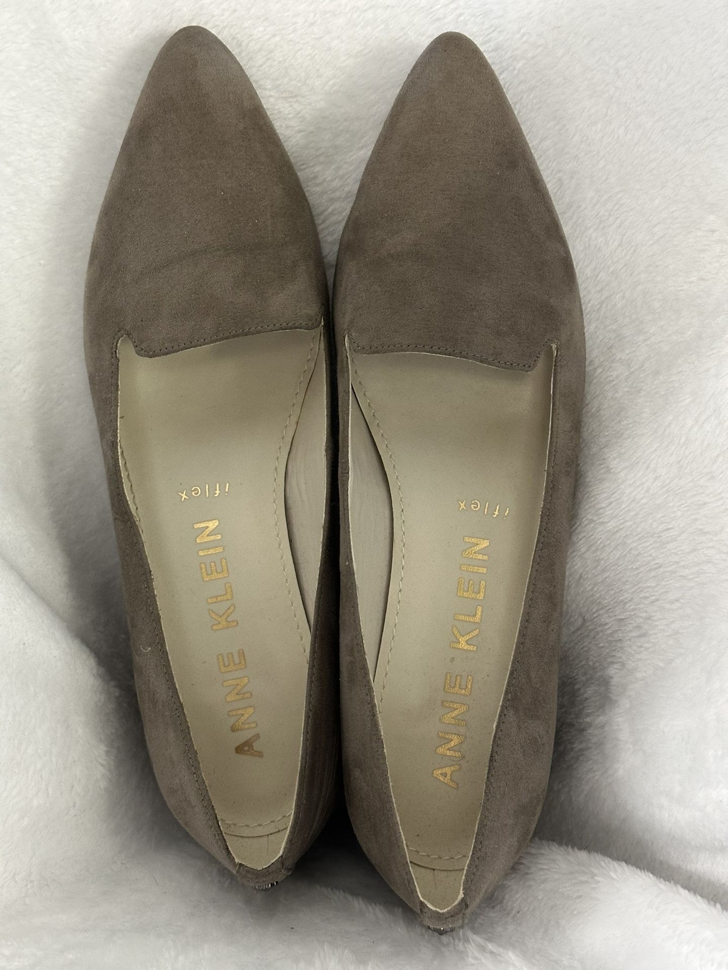Anne Klein Taupe Heels Size 9 1/2 M Great Condition 1 3/4” Heel Stack Heel With Metallic Accents