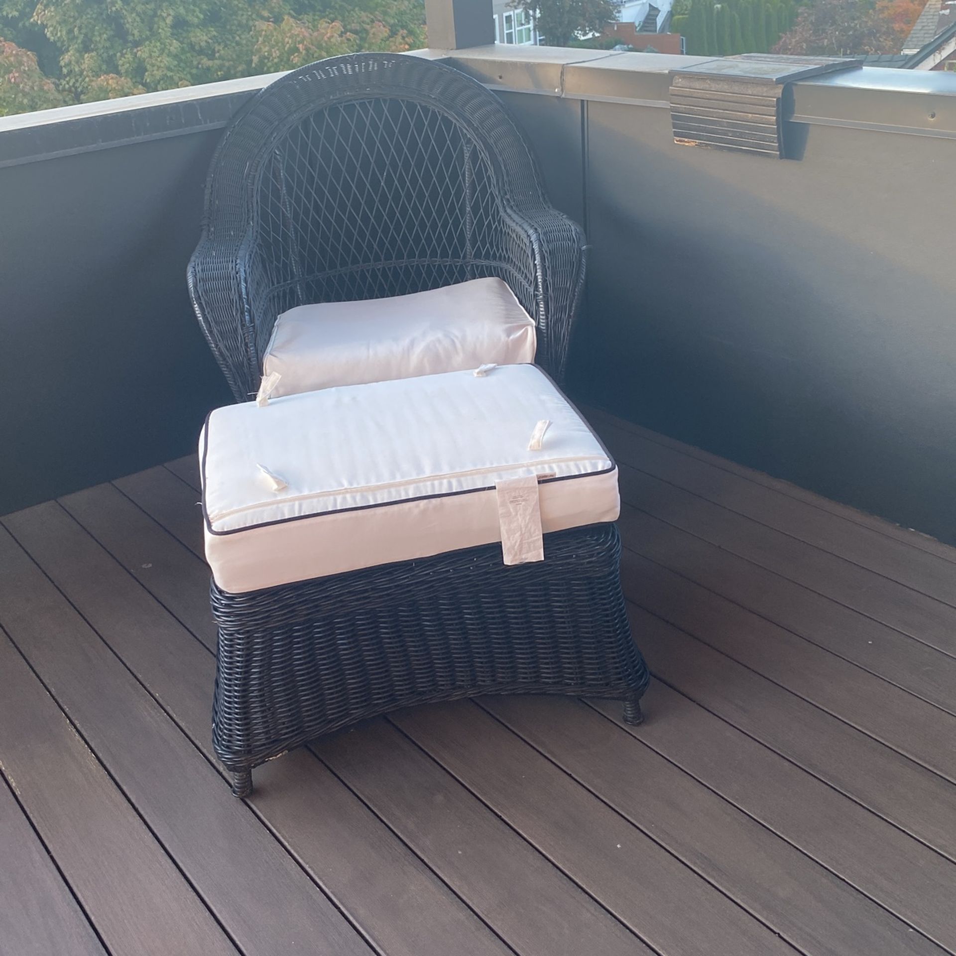 2 Outdoor Chairs With Ottomans