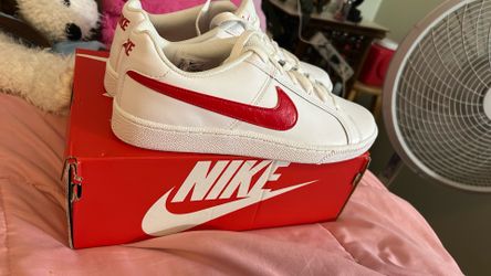 woman’s nike court royale size 9