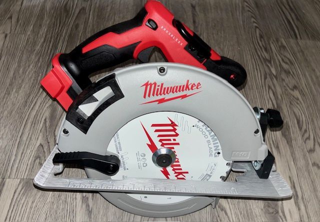 MILWAUKEE M18 BRUSHLESS 7 1/4" (184mm) CIRCULAR SAW.  TOOL ONLY 