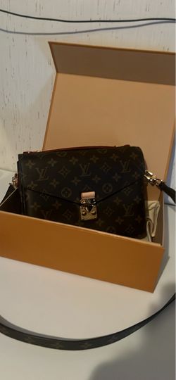 Womens Louis Vuitton Crossbody Bag