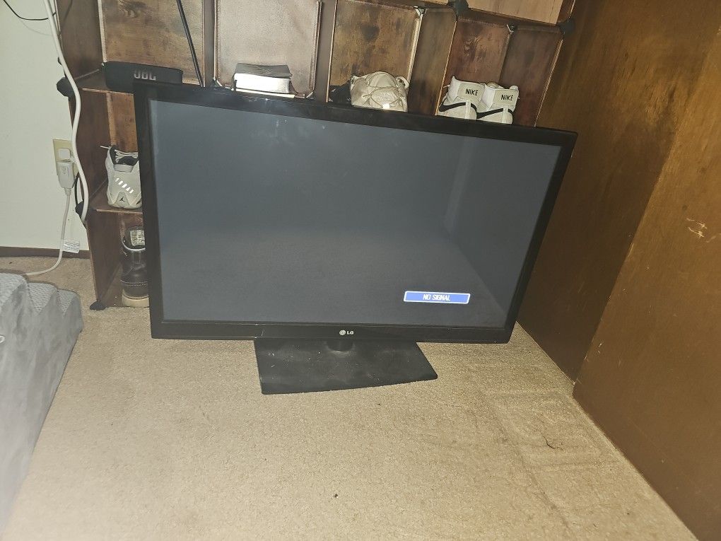 42 in. LG Flat Screen TV