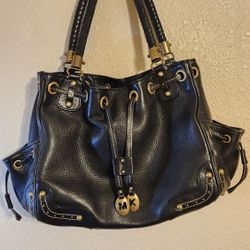 Michael Kors Women's Black Leather Gold Studded Side Pockets Lined Shoulder Bag