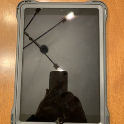 Apple iPad 7th Generation 10.2” Unlocked Like New!