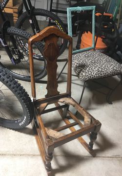ANTIQUE CHILDS CHAIR