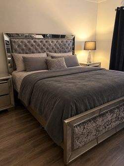 King bed set NEGOTIABLE !!