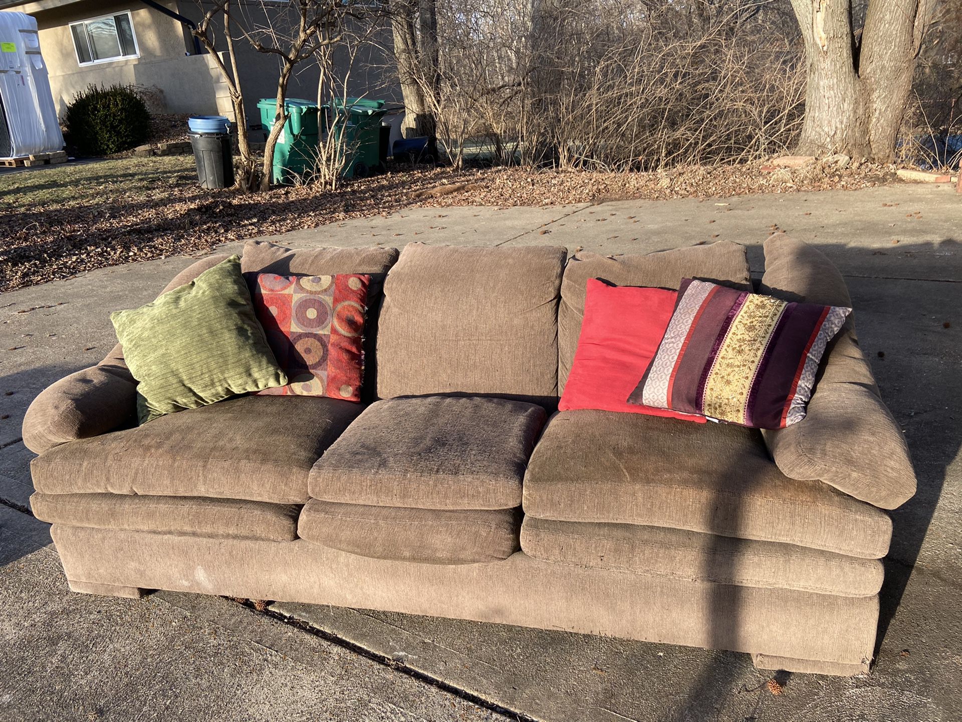 Henredon couch and 4 throw pillows- Free!